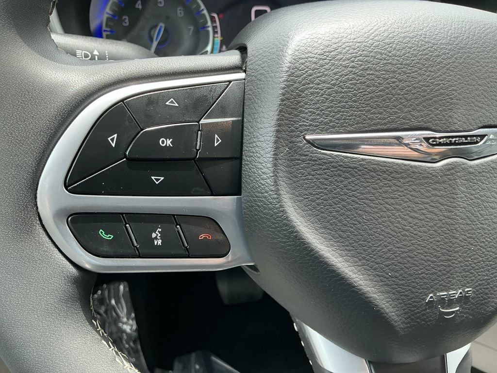 Used 2023 Chrysler Pacifica Touring-L FWD image 21