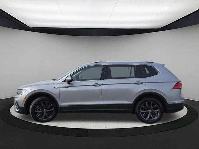 Certified 2023 Volkswagen Tiguan SE w/ Panoramic Sunroof Package AWD/4WD image 4