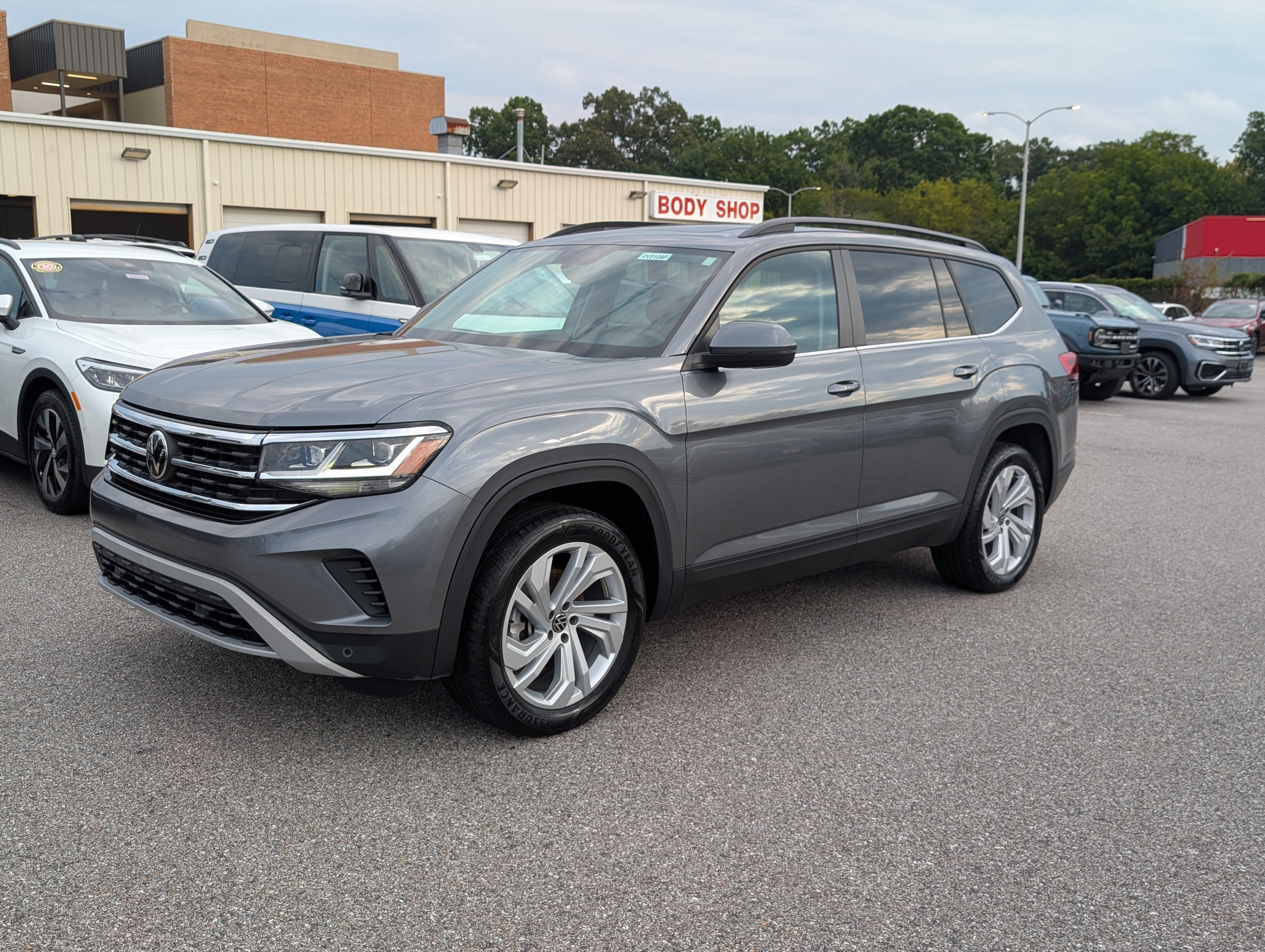 Used 2023 Volkswagen Atlas SE w/ Panoramic Sunroof Package AWD/4WD image 7