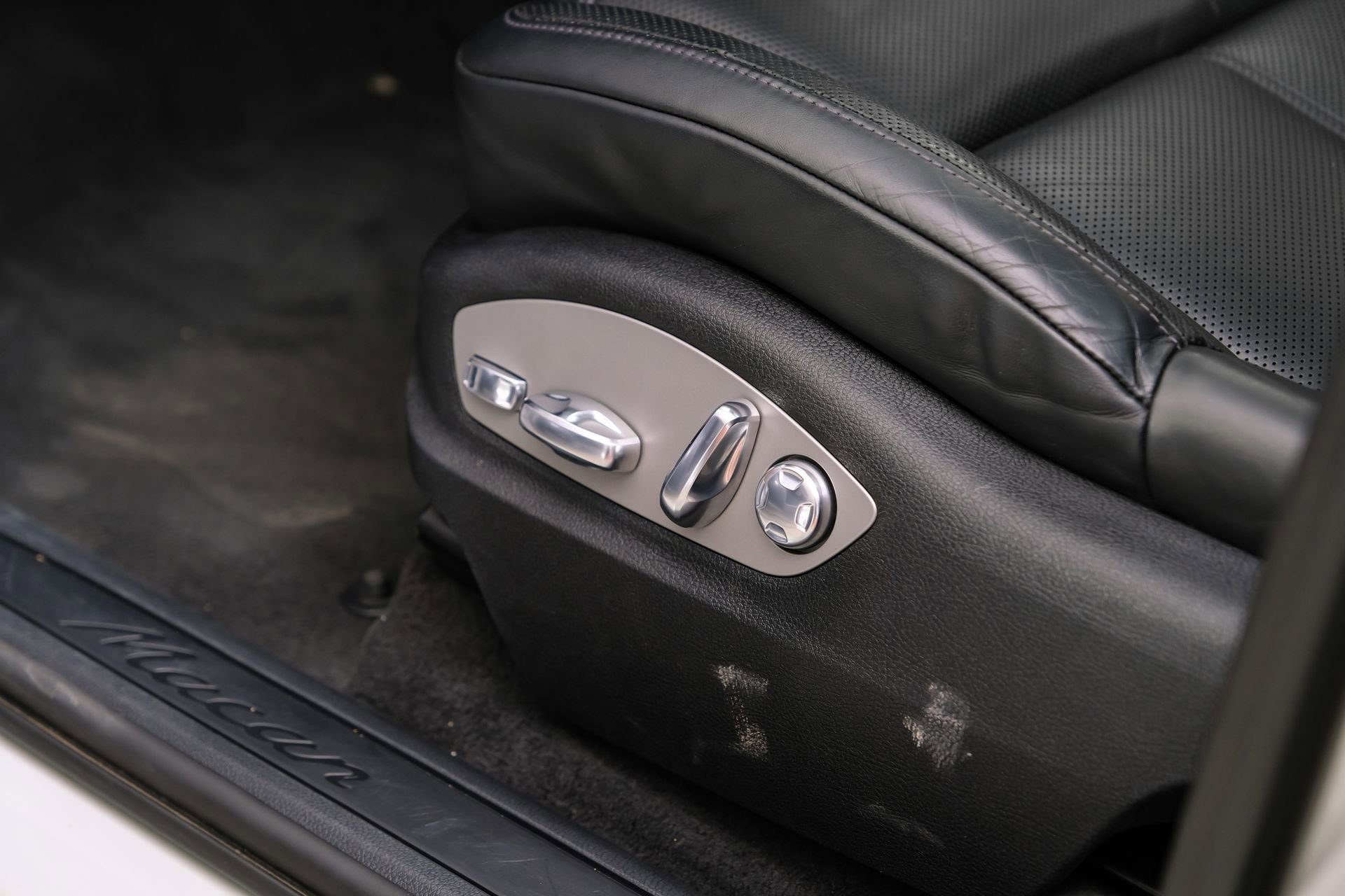 Used 2023 Porsche Macan AWD/4WD image 35