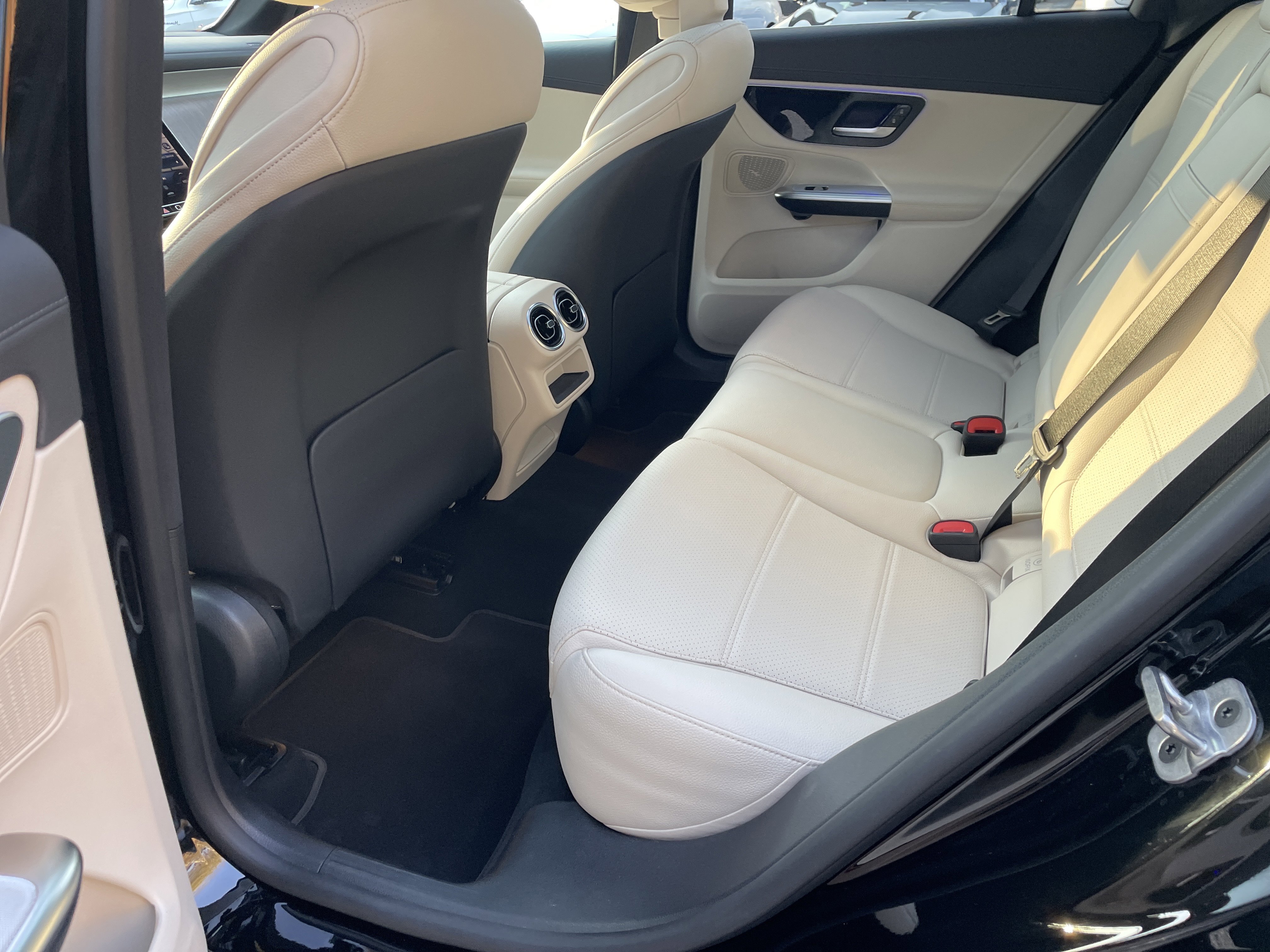 Used 2024 Mercedes-Benz GLC 300 4MATIC image 39