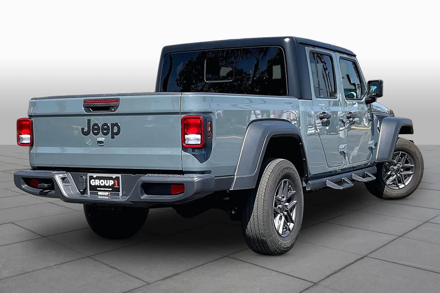 Used 2025 Jeep Gladiator Sport AWD/4WD image 11