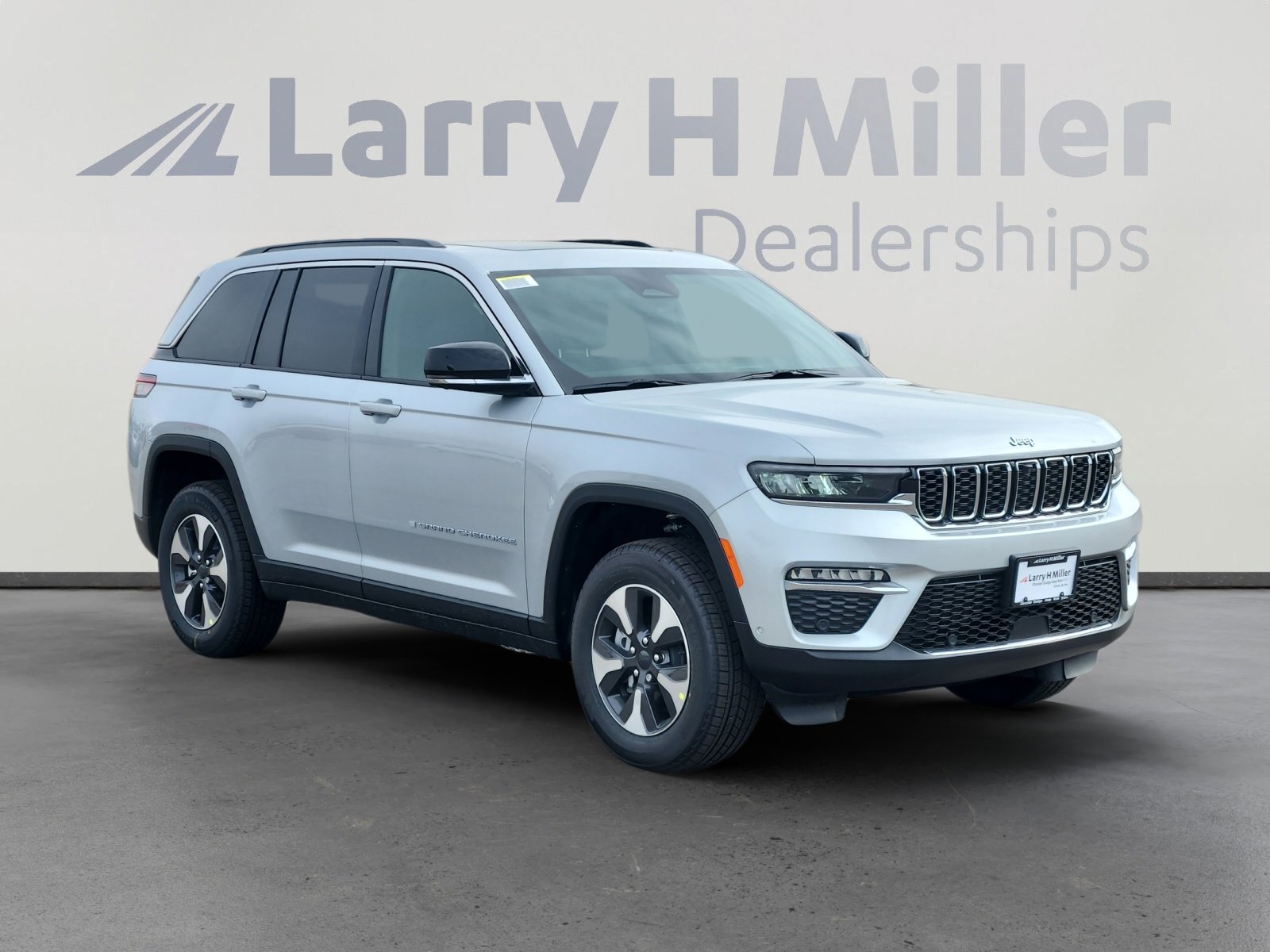 New 2025 Jeep Grand Cherokee Limited 4xe w/ Luxury Tech Group II image 8