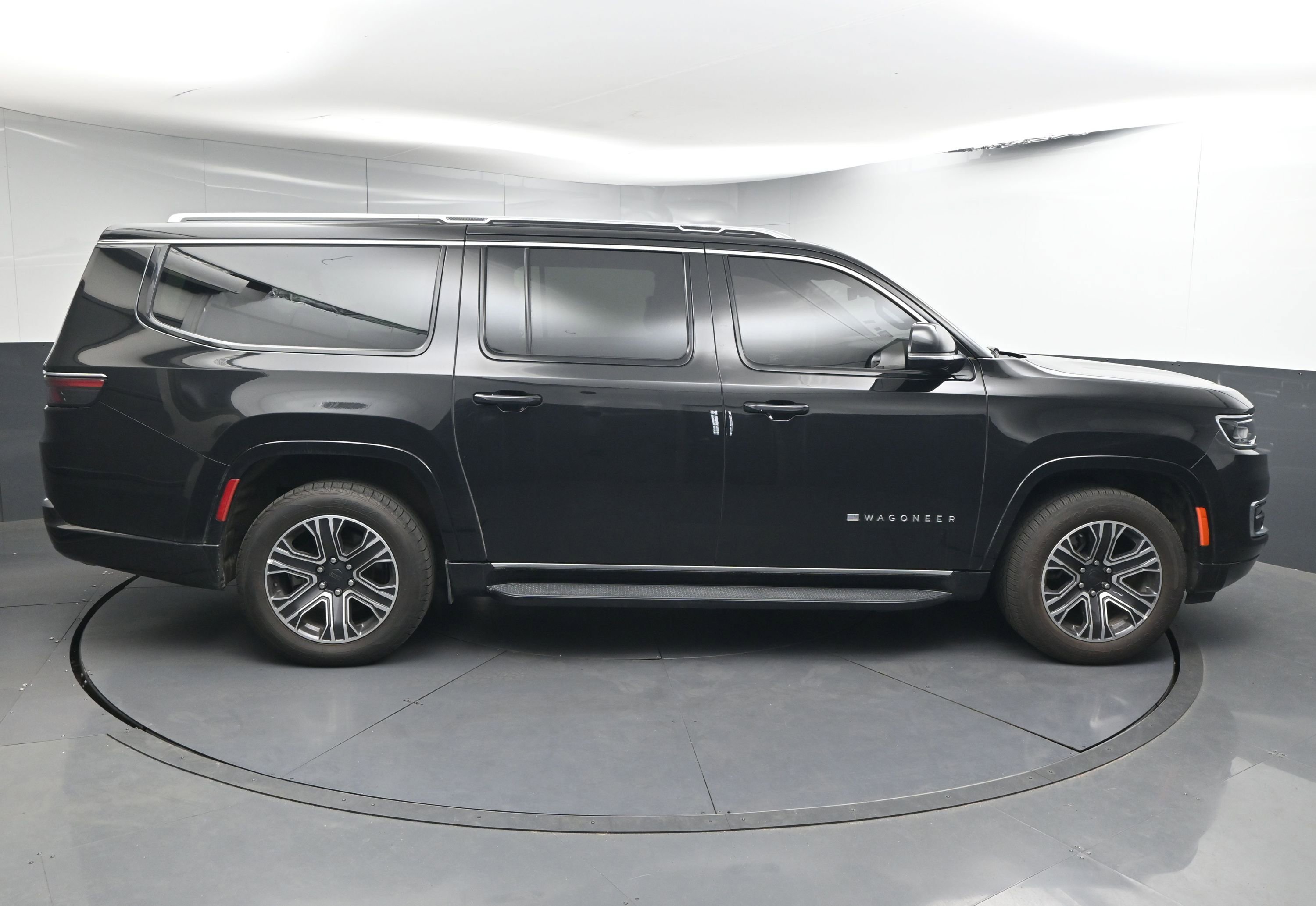 Used 2024 Jeep Wagoneer L Series II w/ Flexible Seating Group image 9