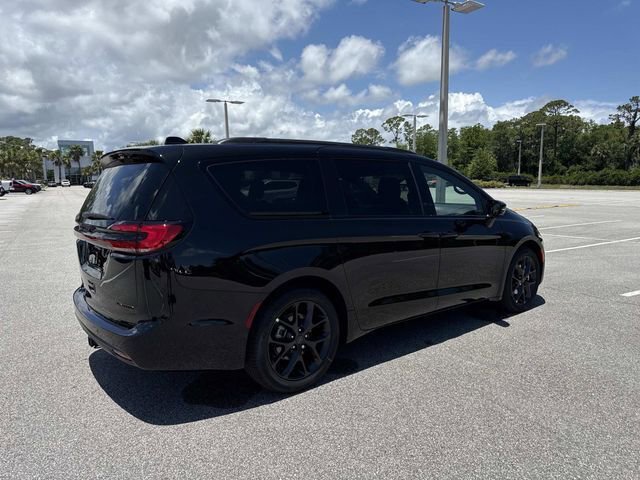 New 2027 Chrysler Pacifica Limited FWD image 3