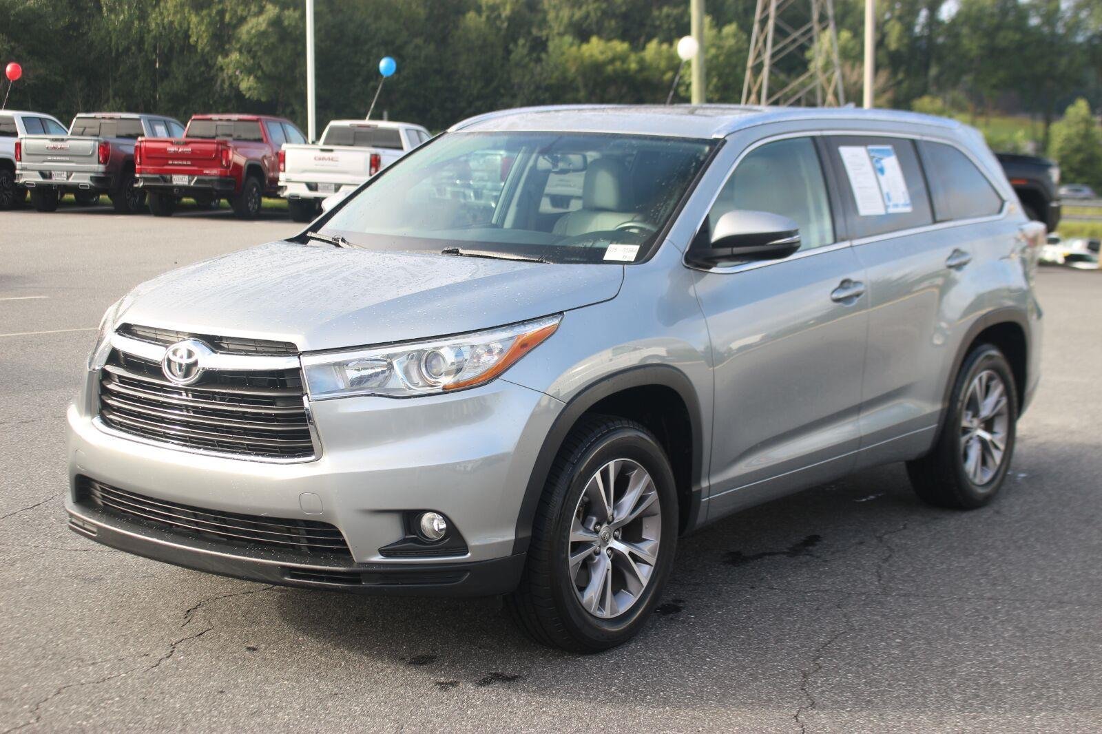 Used 2015 Toyota Highlander XLE FWD image 2