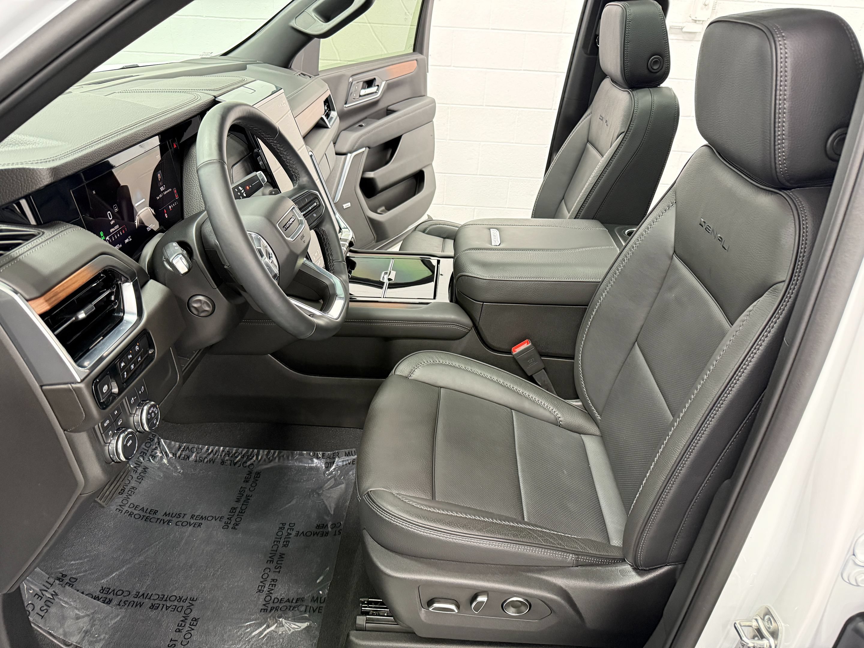 Used 2025 GMC Yukon Denali w/ Sun & Power Step Package AWD/4WD image 13