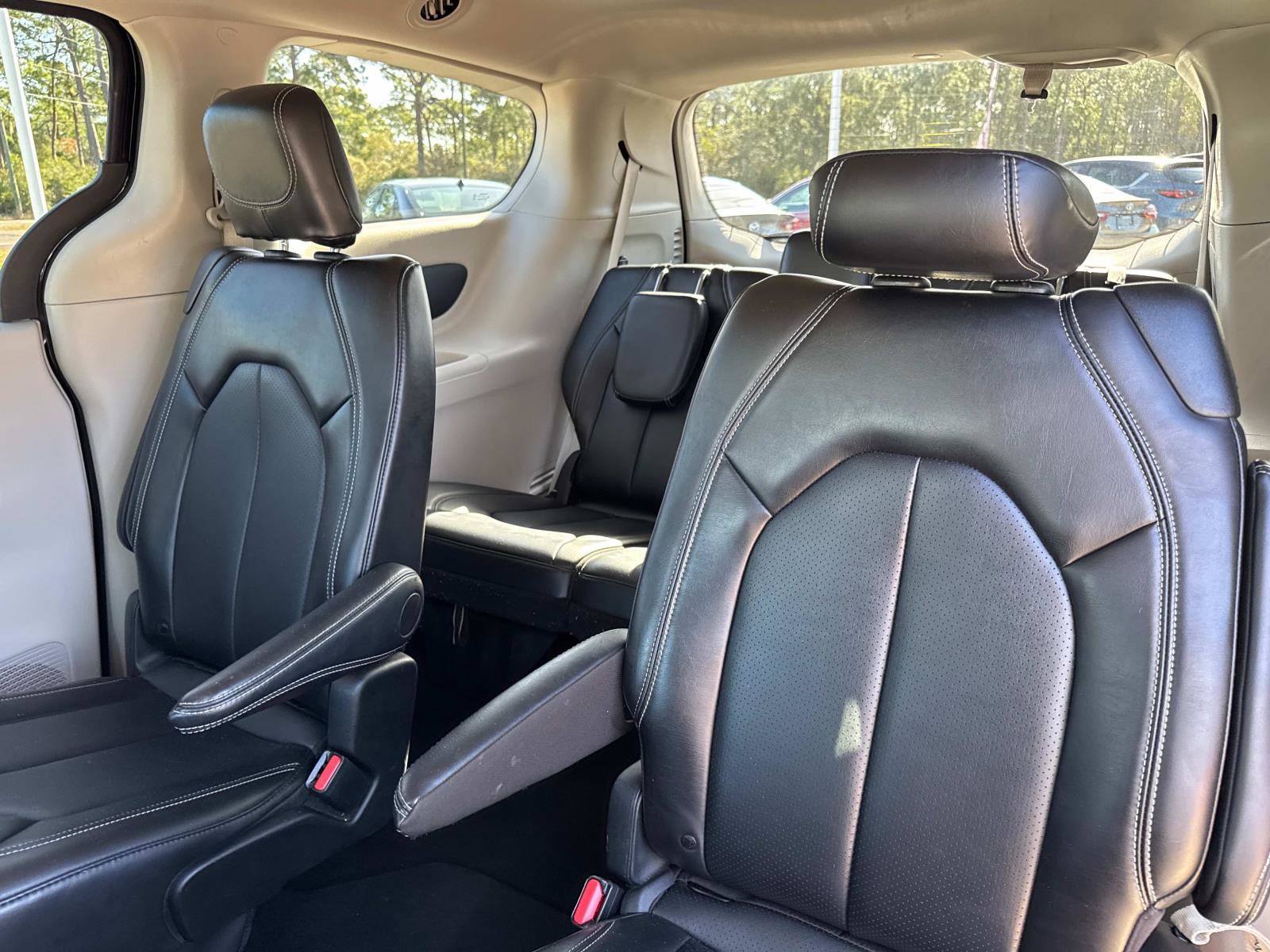 Used 2024 Chrysler Pacifica Touring-L image 12