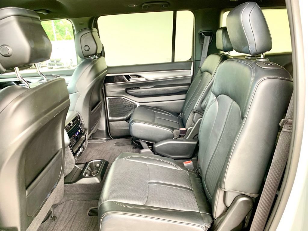 Used 2025 Jeep Wagoneer L Series II AWD/4WD image 19