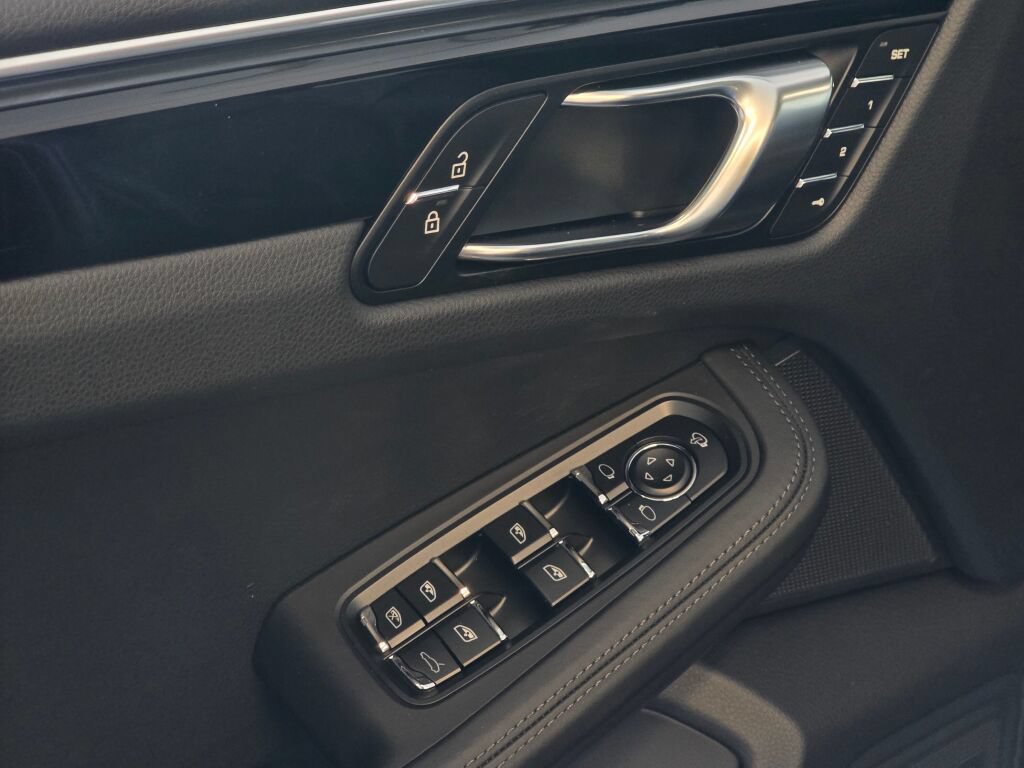 Certified 2026 Porsche Macan AWD/4WD image 35