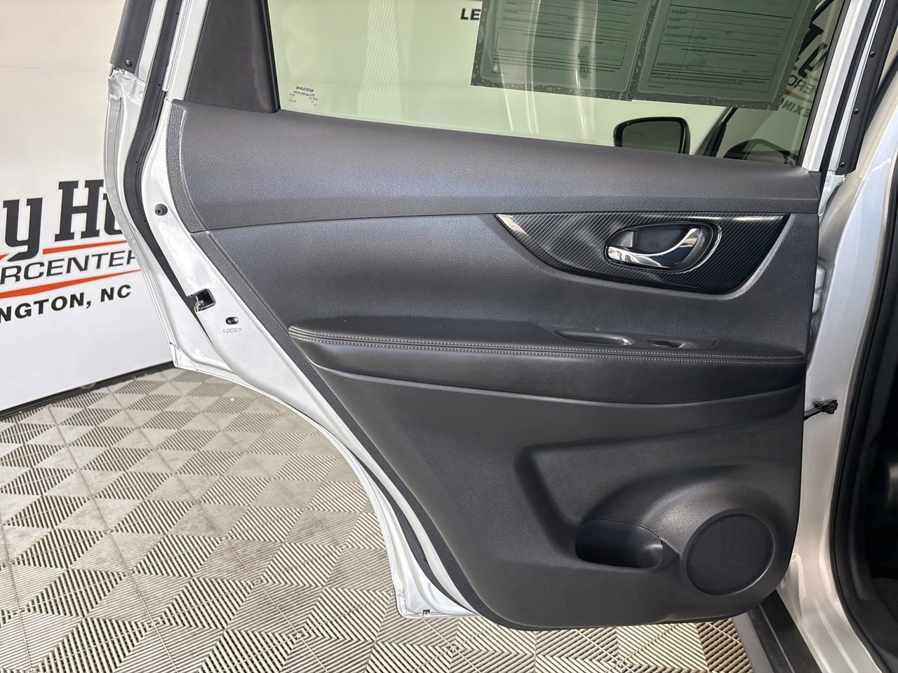 Used 2017 Nissan Rogue SL w/ SL Premium Package image 24