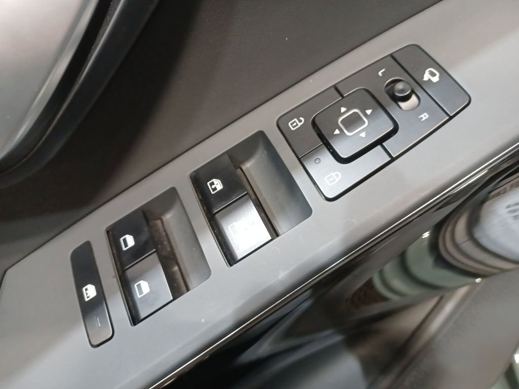 Used 2024 Kia Niro EX Touring image 15