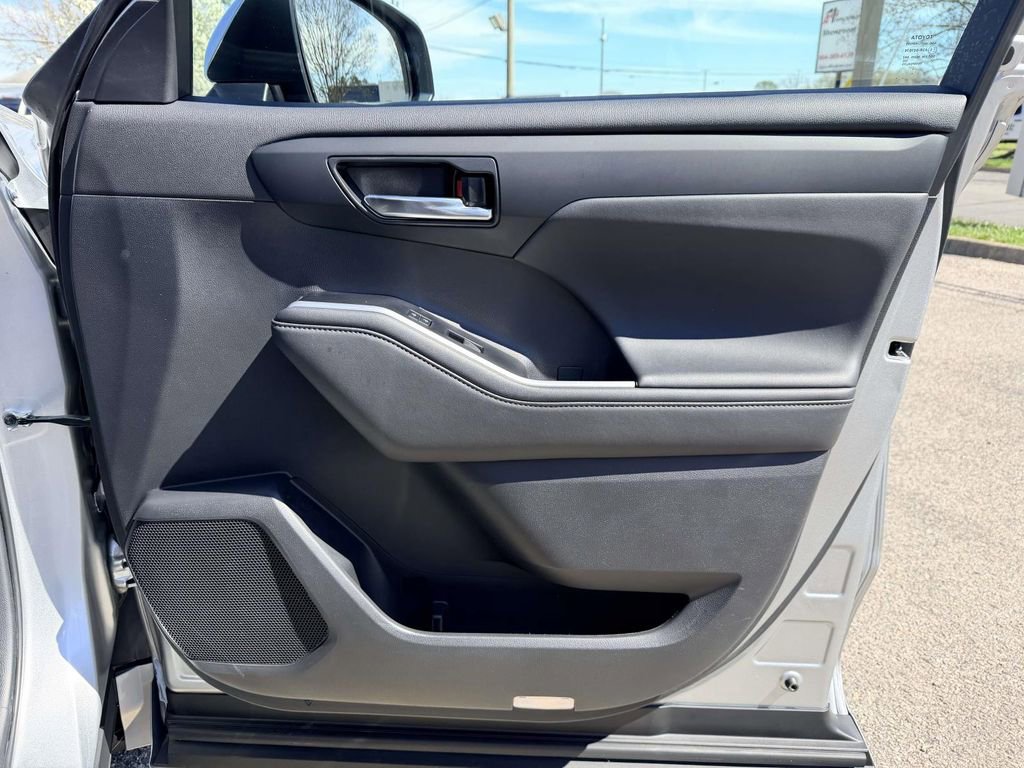 Used 2022 Toyota Highlander XLE image 11