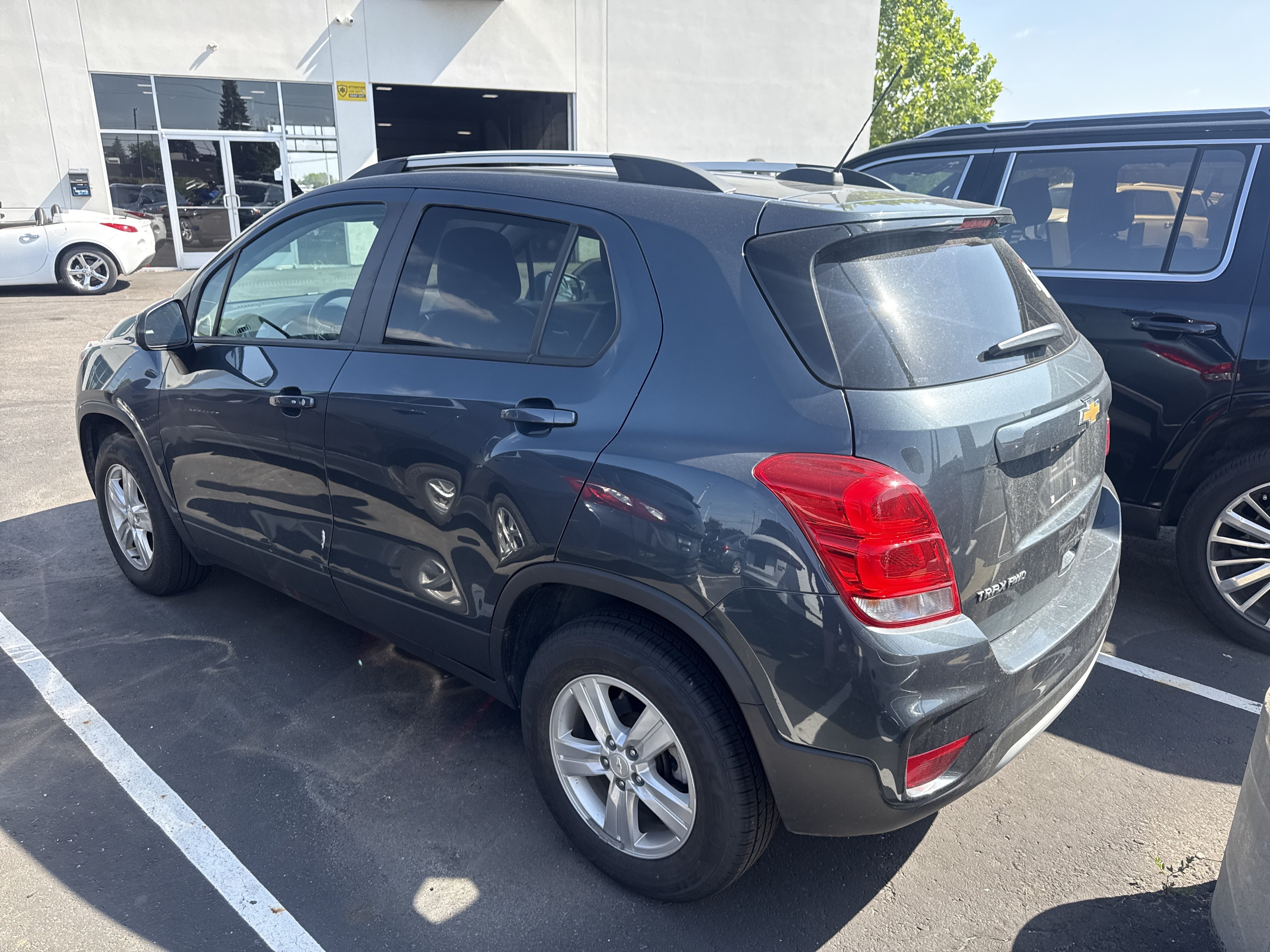 Used 2021 Chevrolet Trax LT w/ LT Convenience Package AWD/4WD image 6
