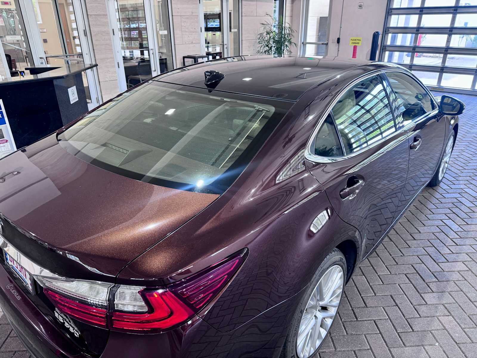 Used 2016 Lexus ES 350 w/ Ultra Luxury Package FWD image 2