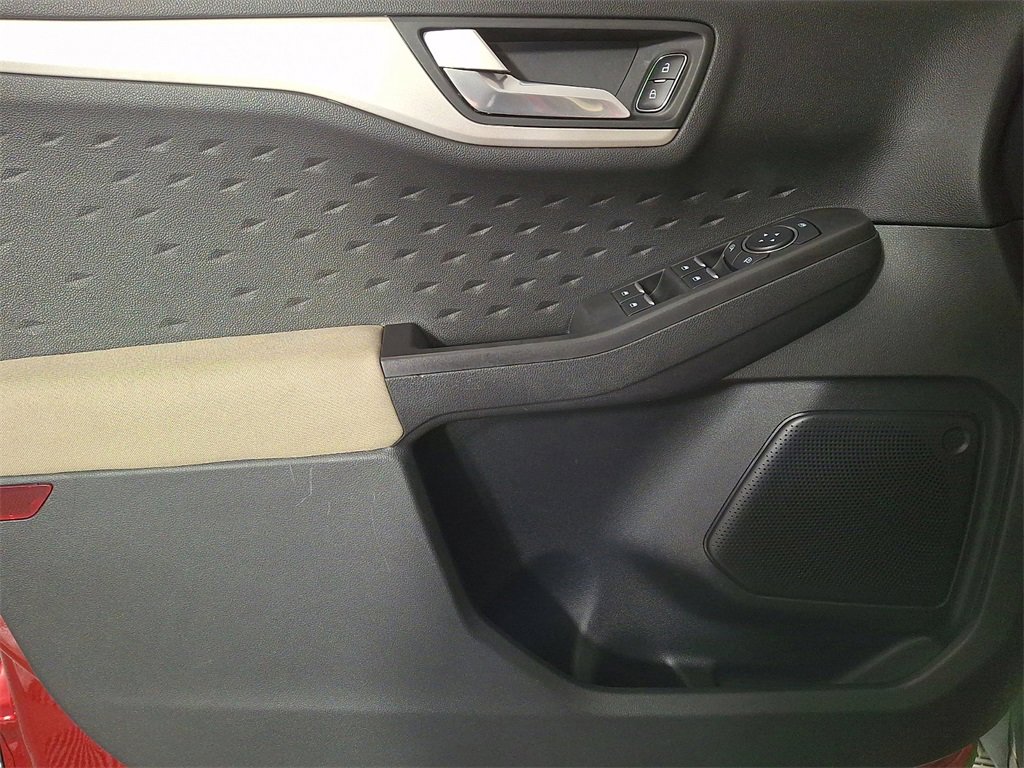 Used 2020 Ford Escape SE image 14