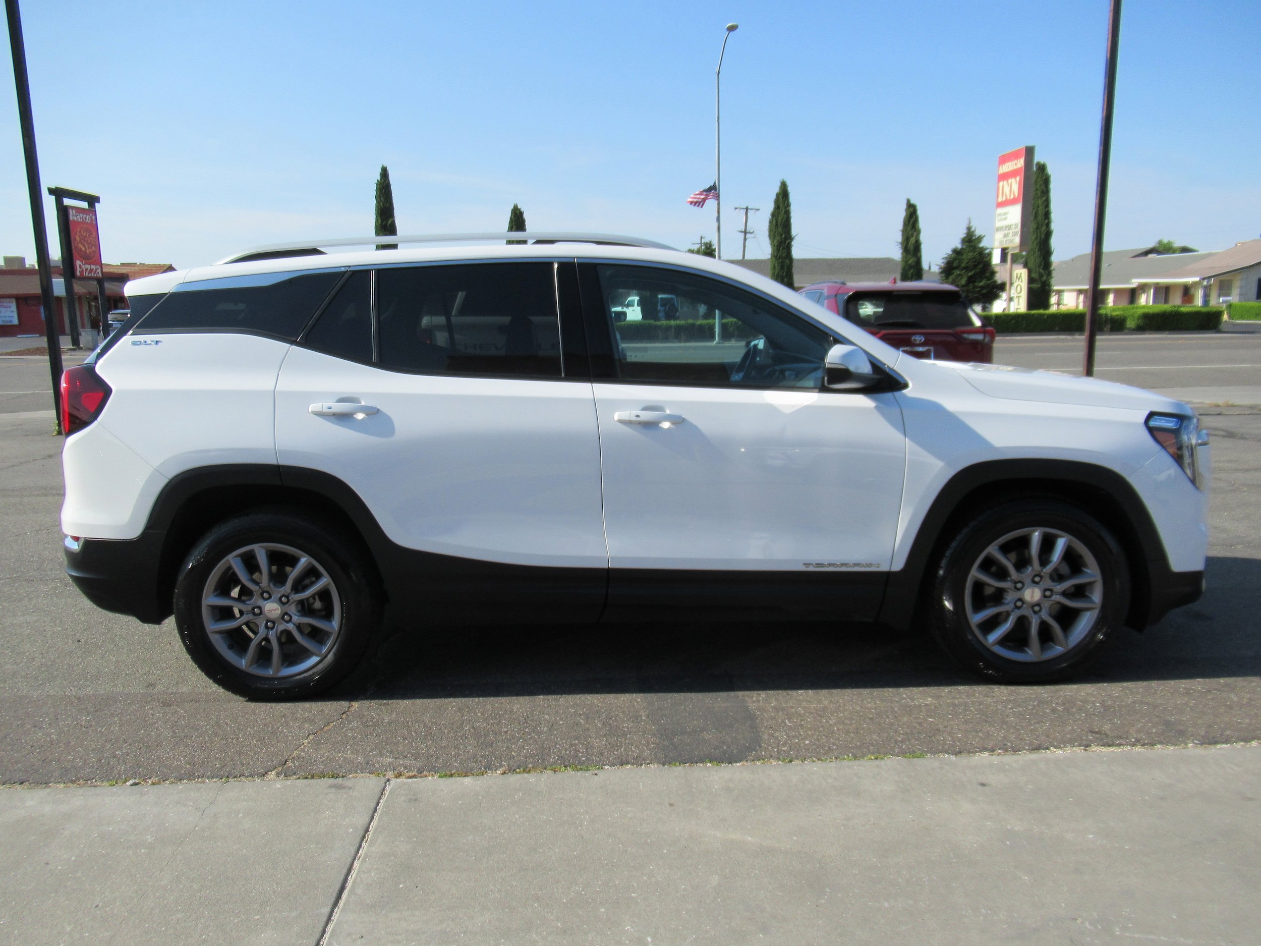 Used 2023 GMC Terrain SLT image 5