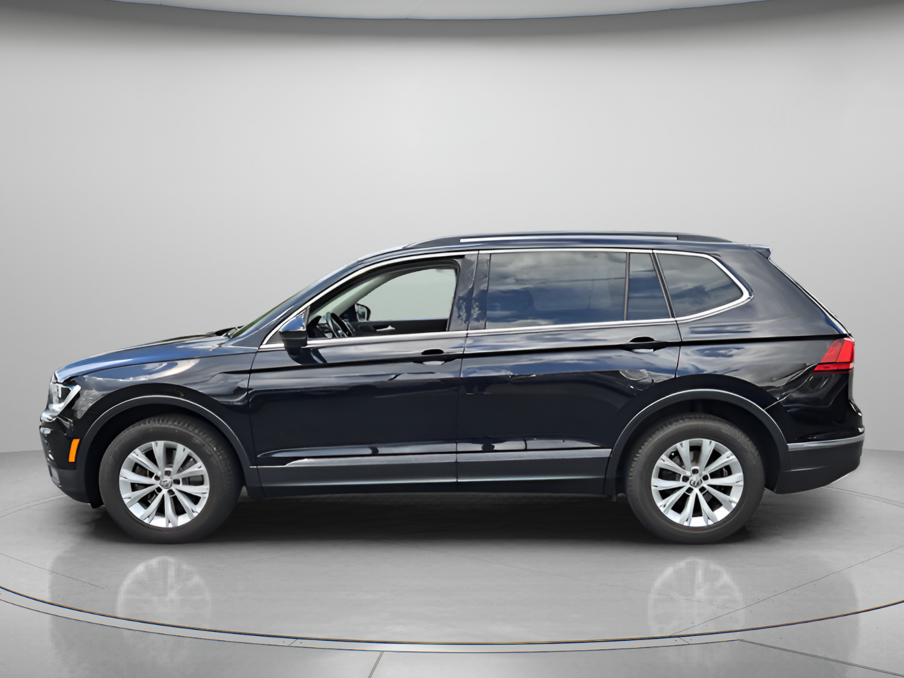 Used 2018 Volkswagen Tiguan S FWD image 2