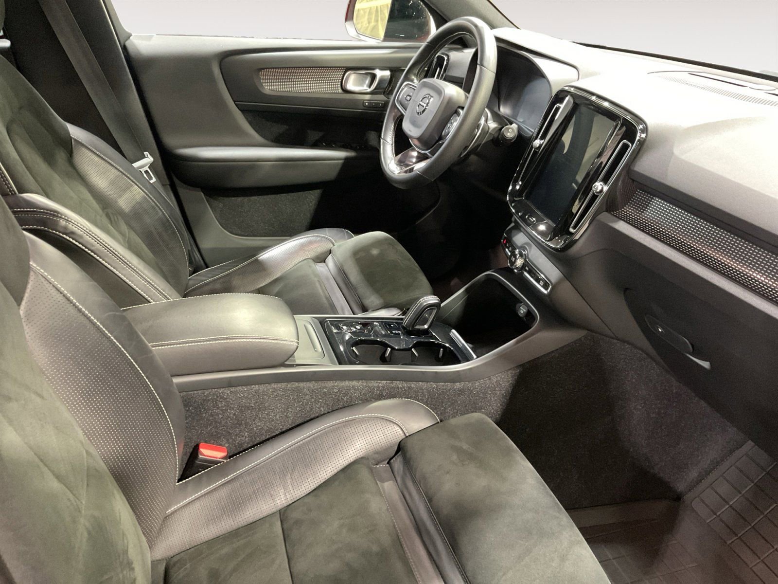 Used 2019 Volvo XC40 T5 R-Design image 15