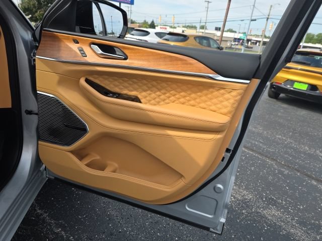 Used 2025 Jeep Grand Cherokee Summit AWD/4WD image 42