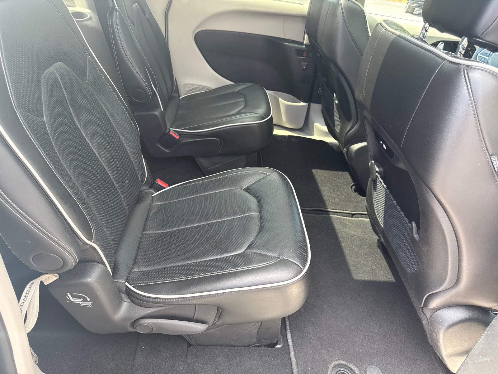 Used 2024 Chrysler Pacifica Limited w/ Trailer Tow Group FWD image 20