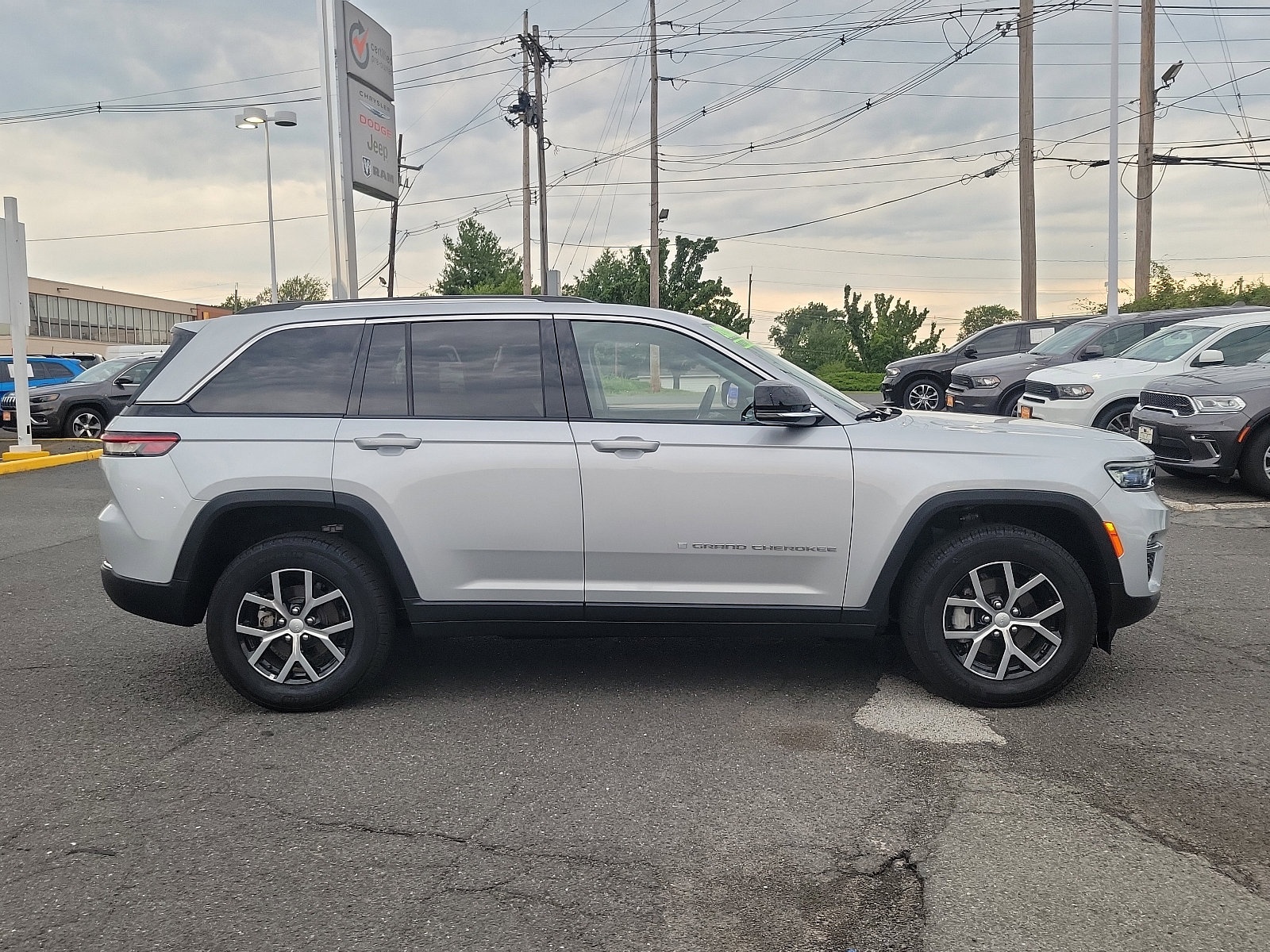 Certified 2023 Jeep Grand Cherokee Limited AWD/4WD image 7