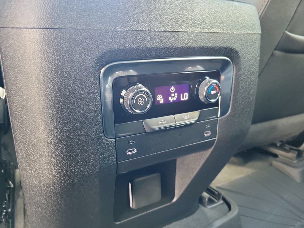 Used 2026 Chevrolet Suburban LT RWD image 12