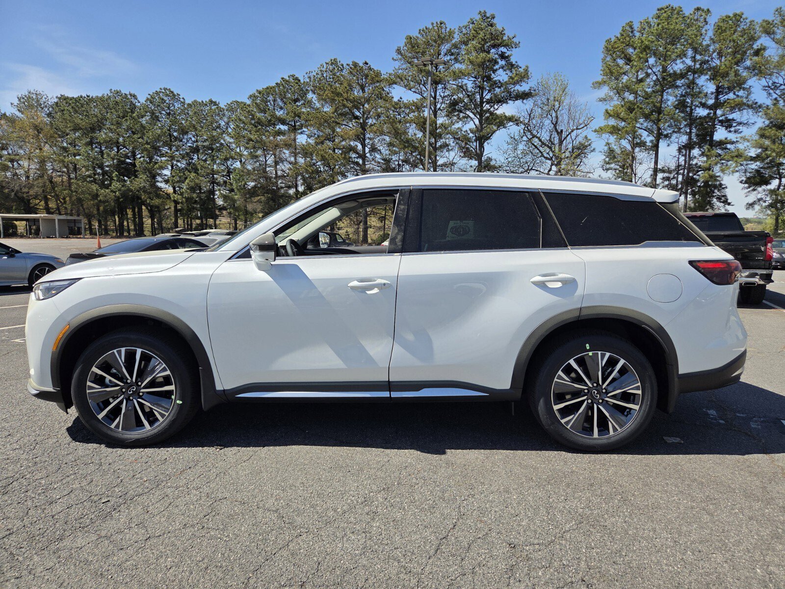 New 2026 INFINITI QX60 Luxe w/ Family Package image 9