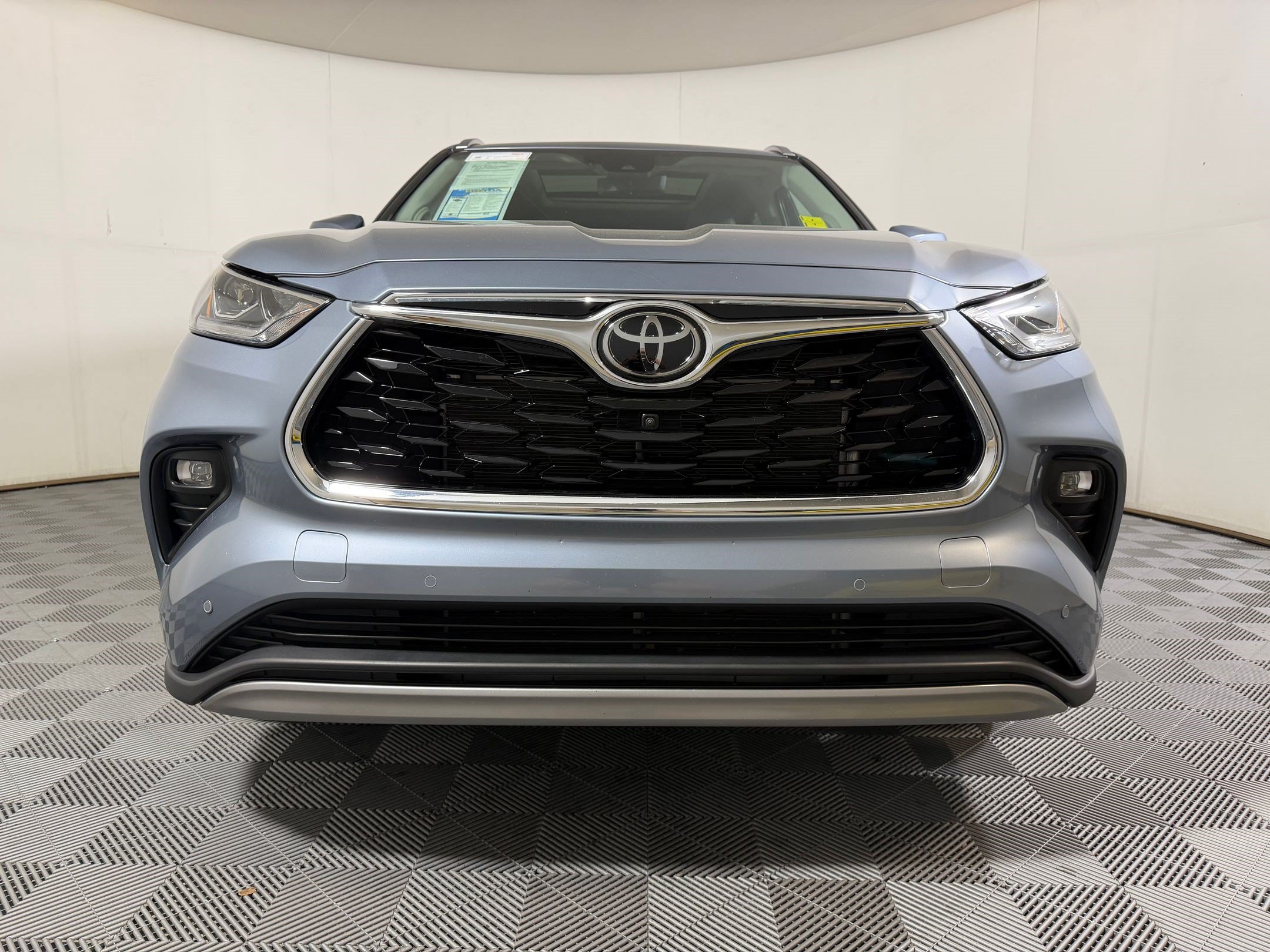 Used 2024 Toyota Highlander Platinum FWD image 5