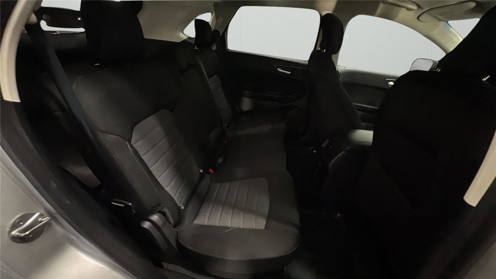 Used 2018 Ford Edge SE image 13