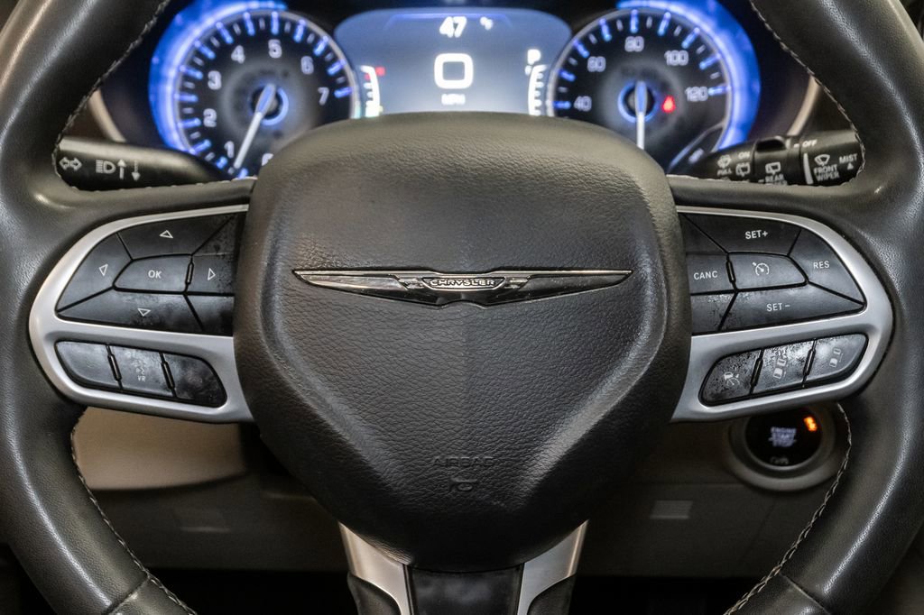 Used 2023 Chrysler Pacifica Touring-L FWD image 14