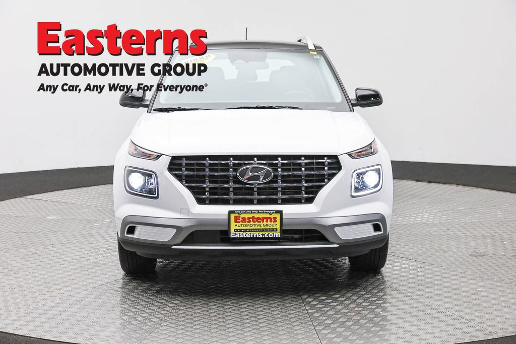 Used 2025 Hyundai Venue Limited FWD image 2