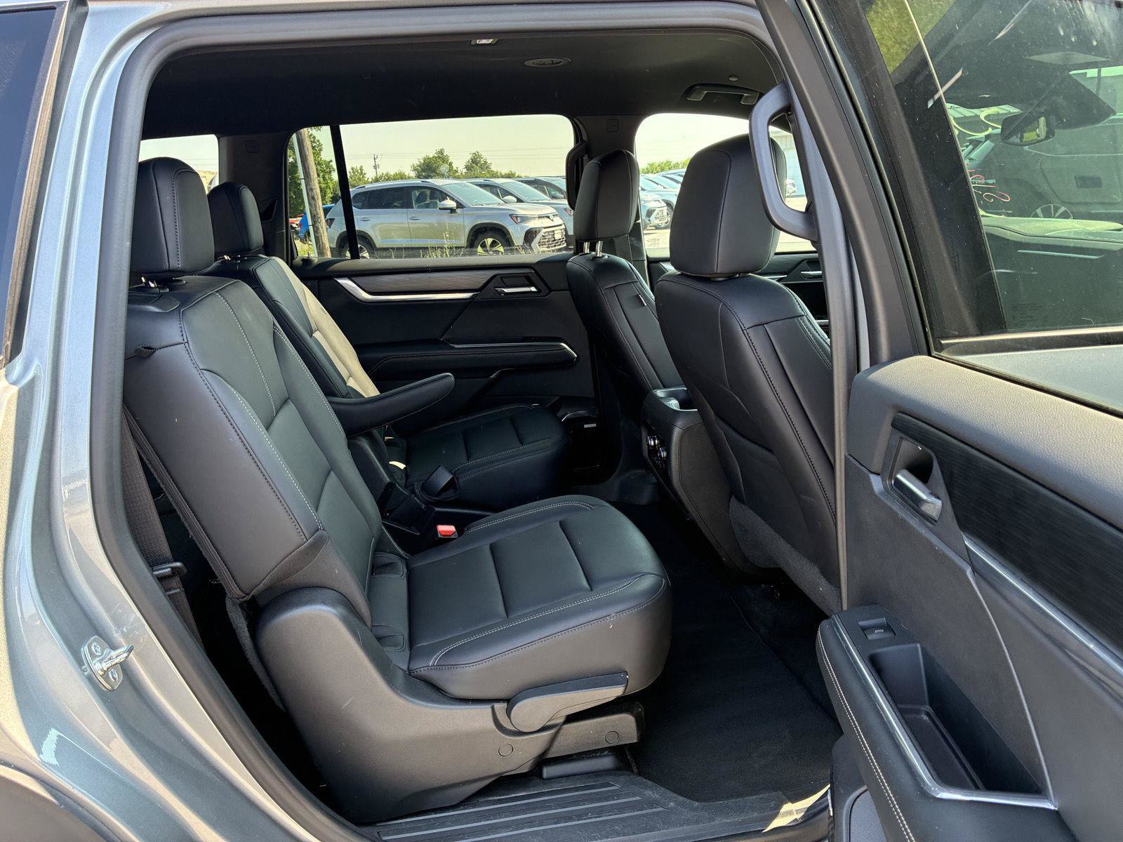 Used 2025 GMC Acadia Elevation w/ Elevation Premium Package AWD/4WD image 18