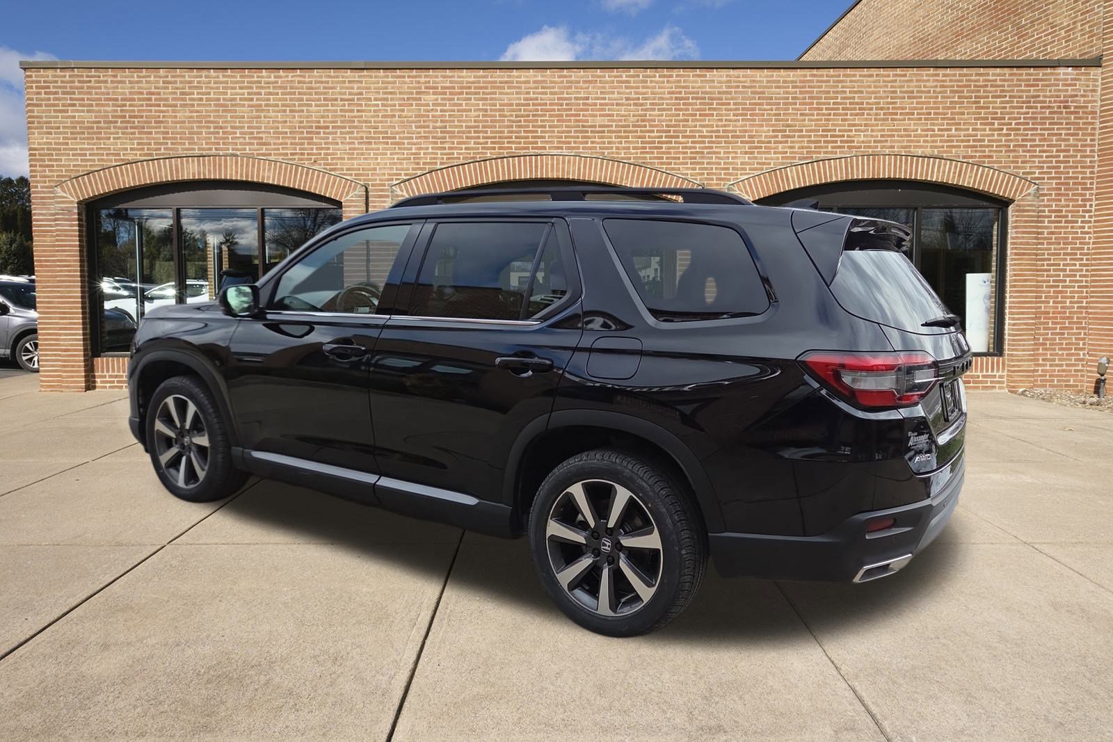 Used 2023 Honda Pilot Elite image 6