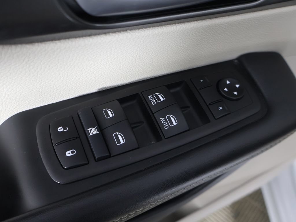 Used 2024 Chrysler Pacifica Touring-L FWD image 37