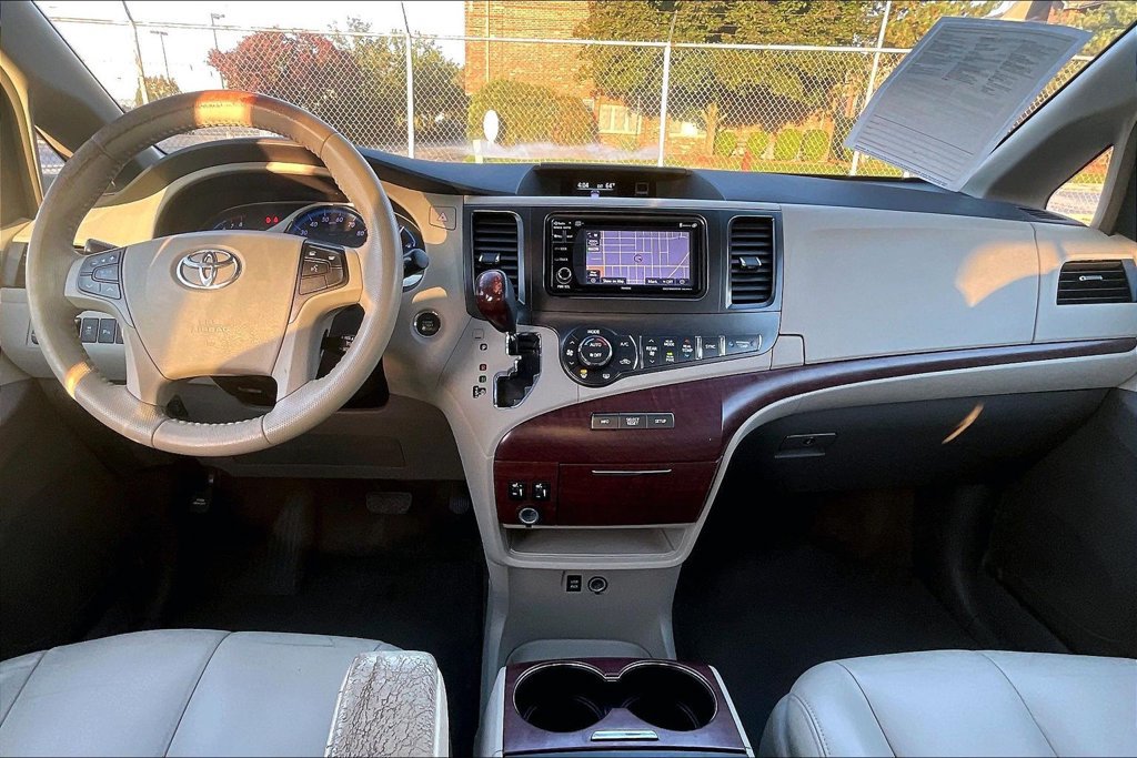 Used 2013 Toyota Sienna XLE FWD image 14