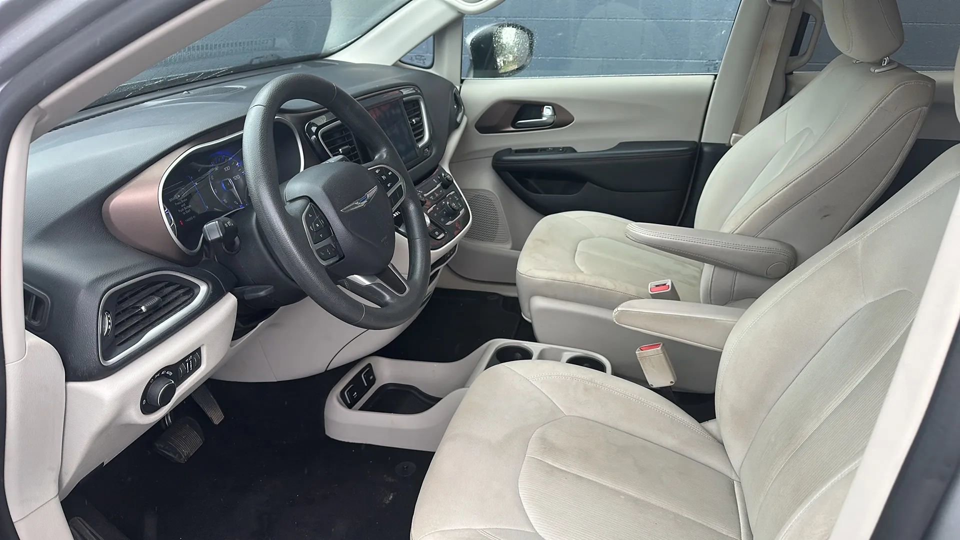 Used 2017 Chrysler Pacifica Touring image 8