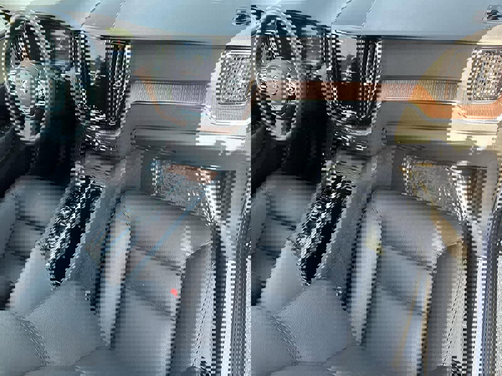 Used 2023 Volvo XC60 B5 Plus image 39