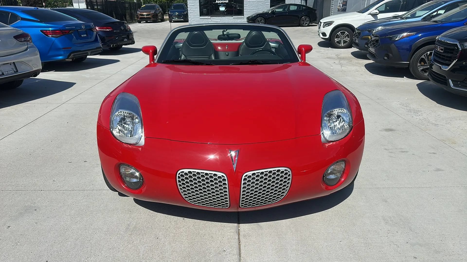 Used 2006 Pontiac Solstice Convertible w/ Premium Package RWD image 2