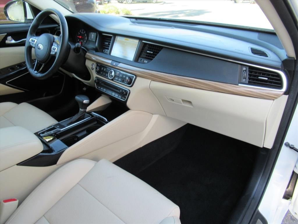 Used 2017 Kia Cadenza Premium w/ Luxury Package image 10