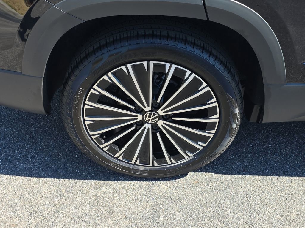 Used 2025 Volkswagen Taos SE image 6