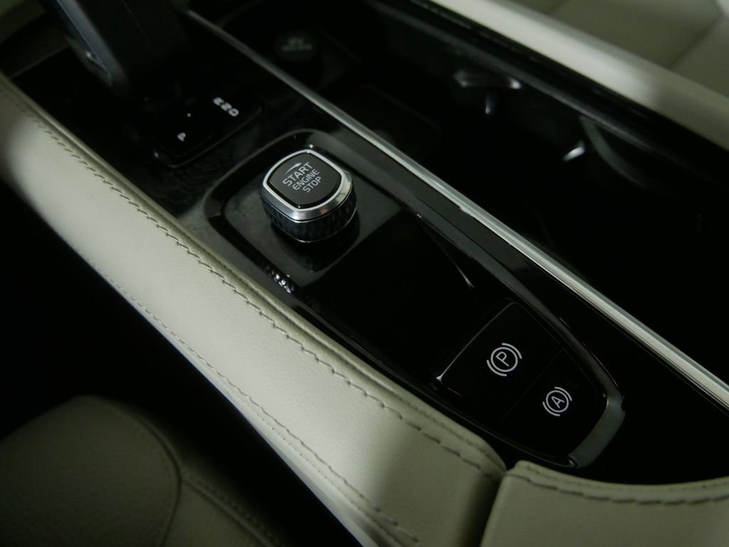 Used 2023 Volvo XC90 B6 Plus AWD/4WD image 30