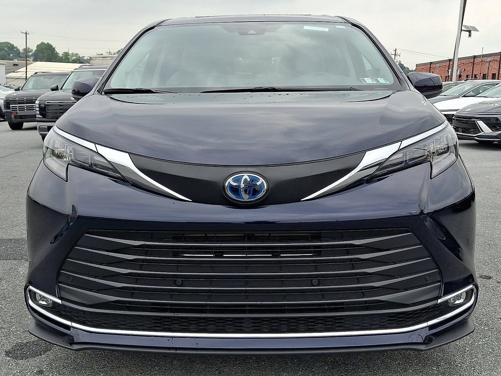 Used 2024 Toyota Sienna XLE w/ XLE Plus Package AWD/4WD image 2