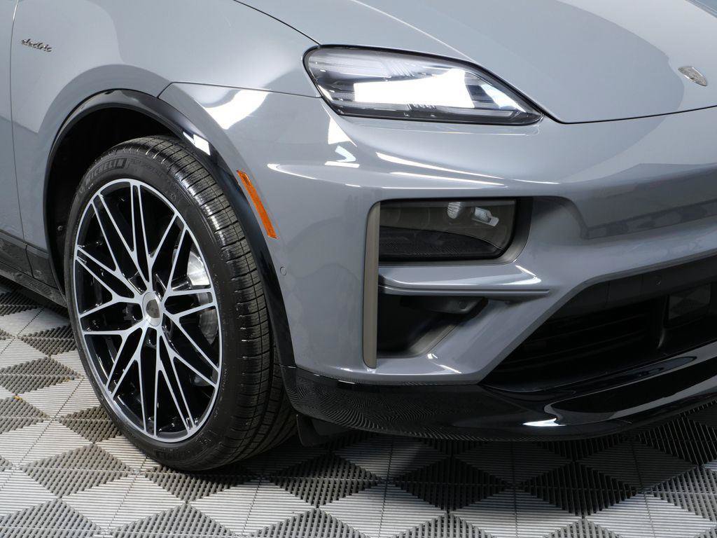 New 2026 Porsche Macan Turbo Electric AWD/4WD image 33