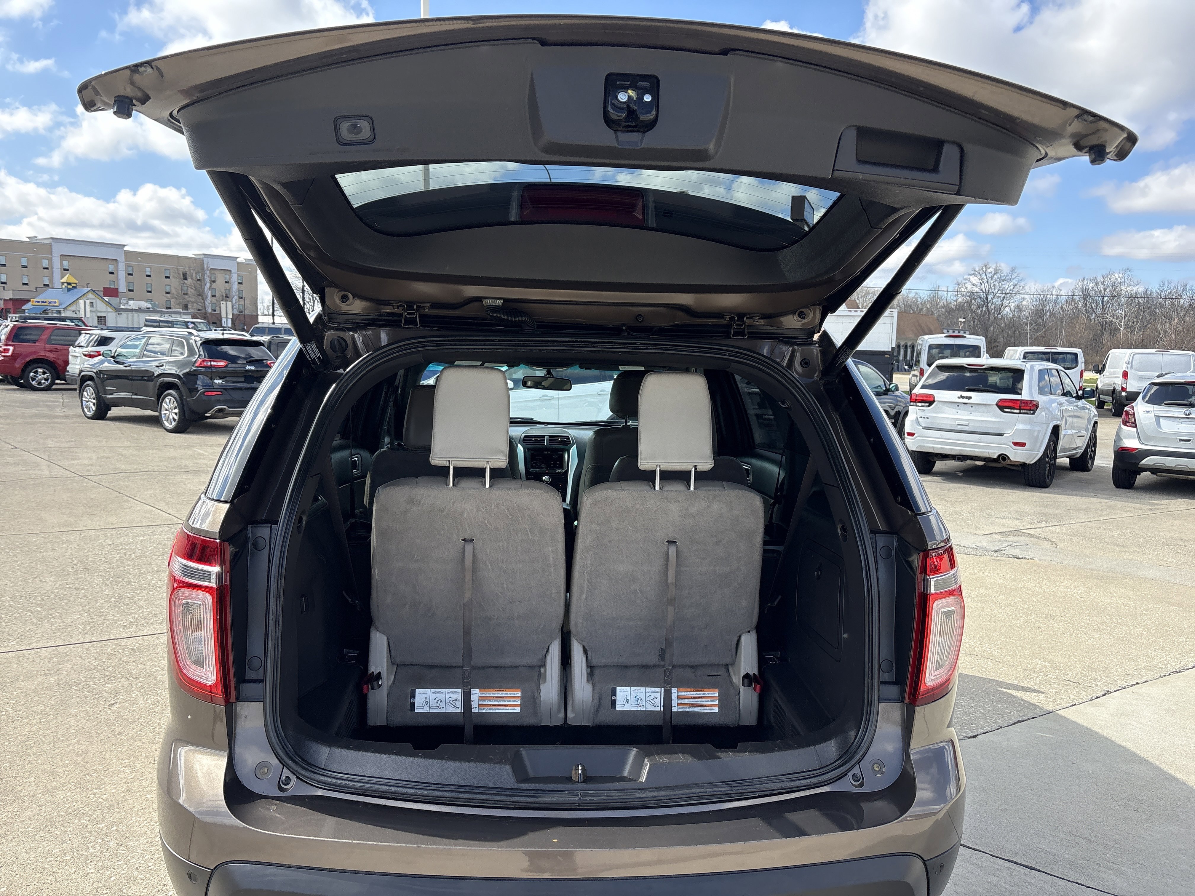 Used 2015 Ford Explorer XLT w/ Equipment Group 202A FWD image 5