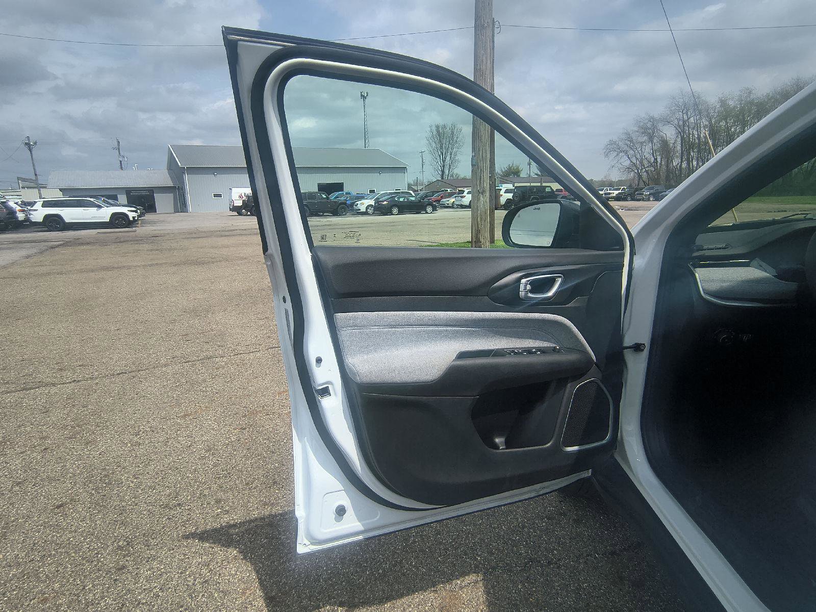 Used 2025 Jeep Compass Latitude AWD/4WD image 12