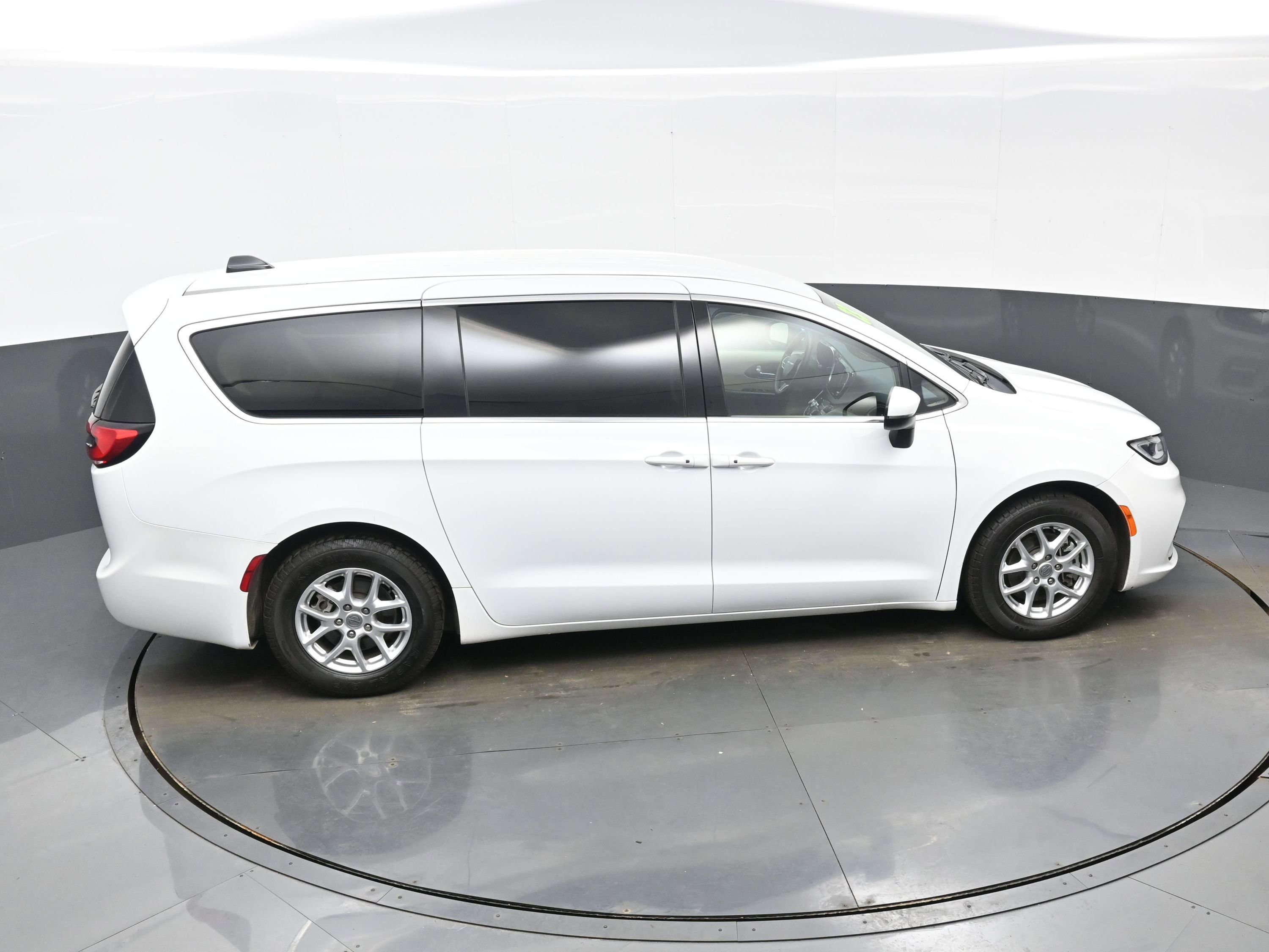 Used 2023 Chrysler Pacifica Touring-L image 38