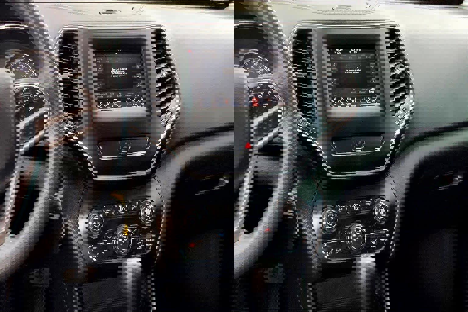 Used 2019 Jeep Cherokee Latitude w/ Popular Appearance Group image 7