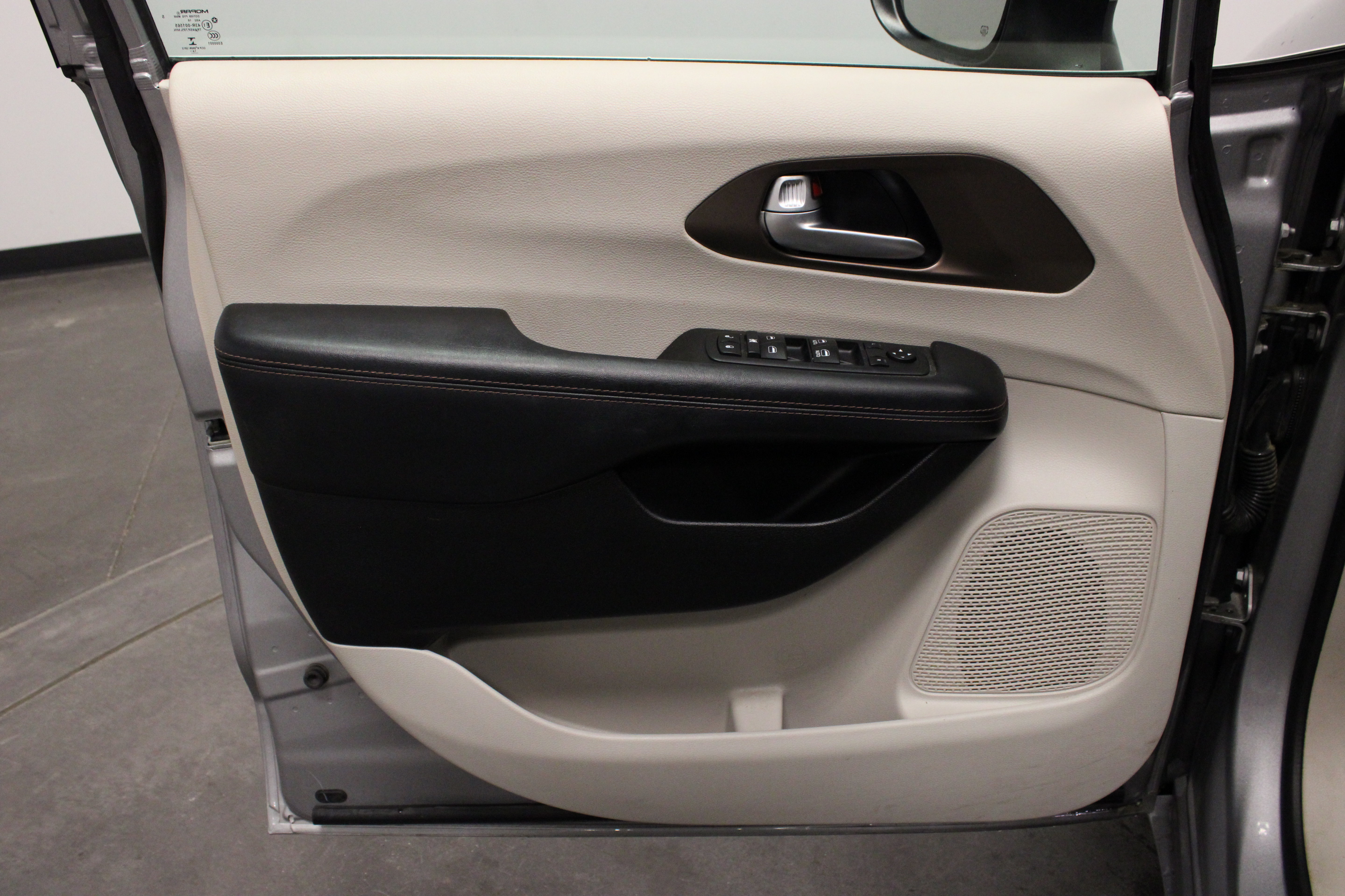 Used 2017 Chrysler Pacifica LX FWD image 18