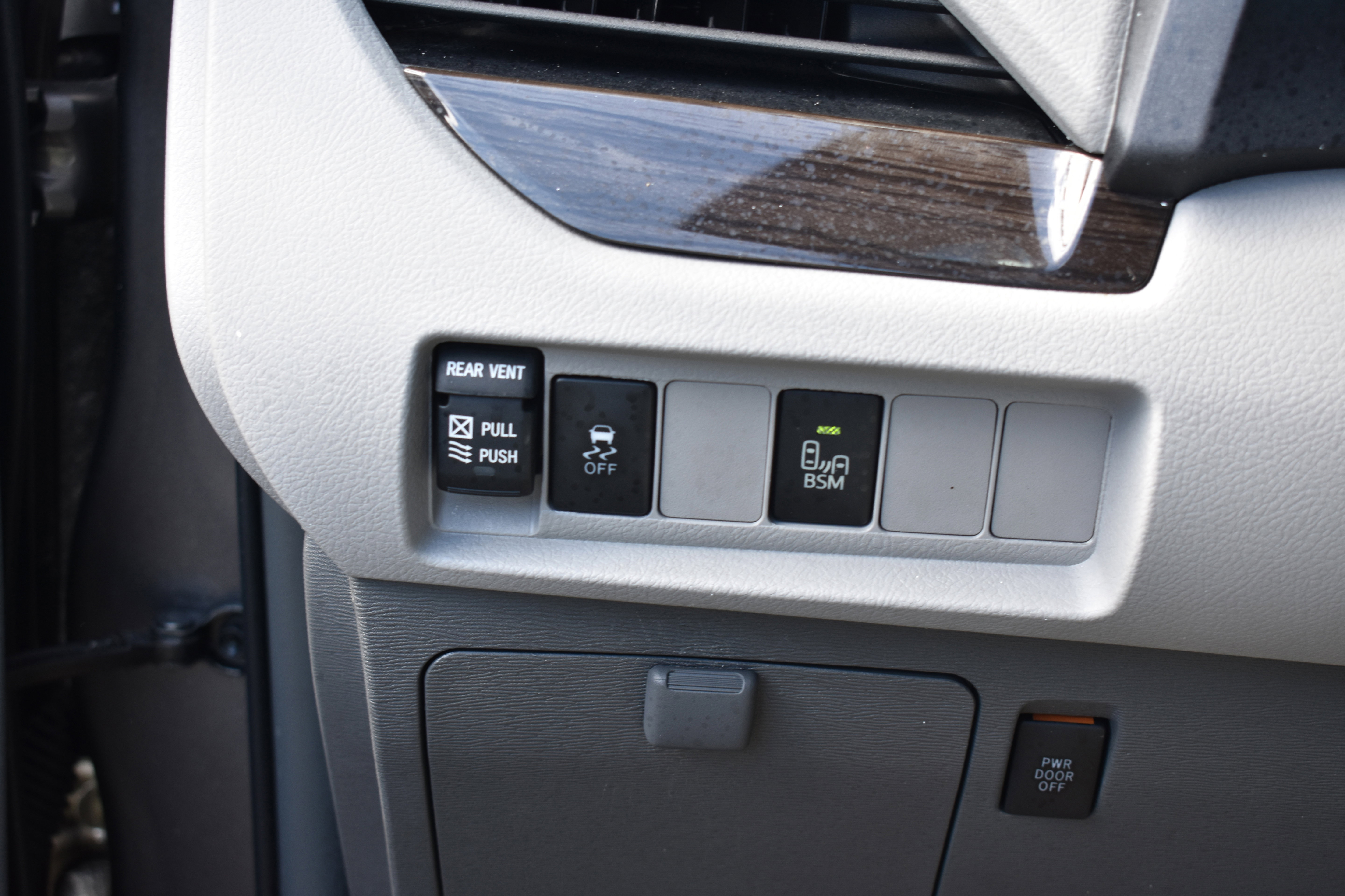 Used 2017 Toyota Sienna L image 16
